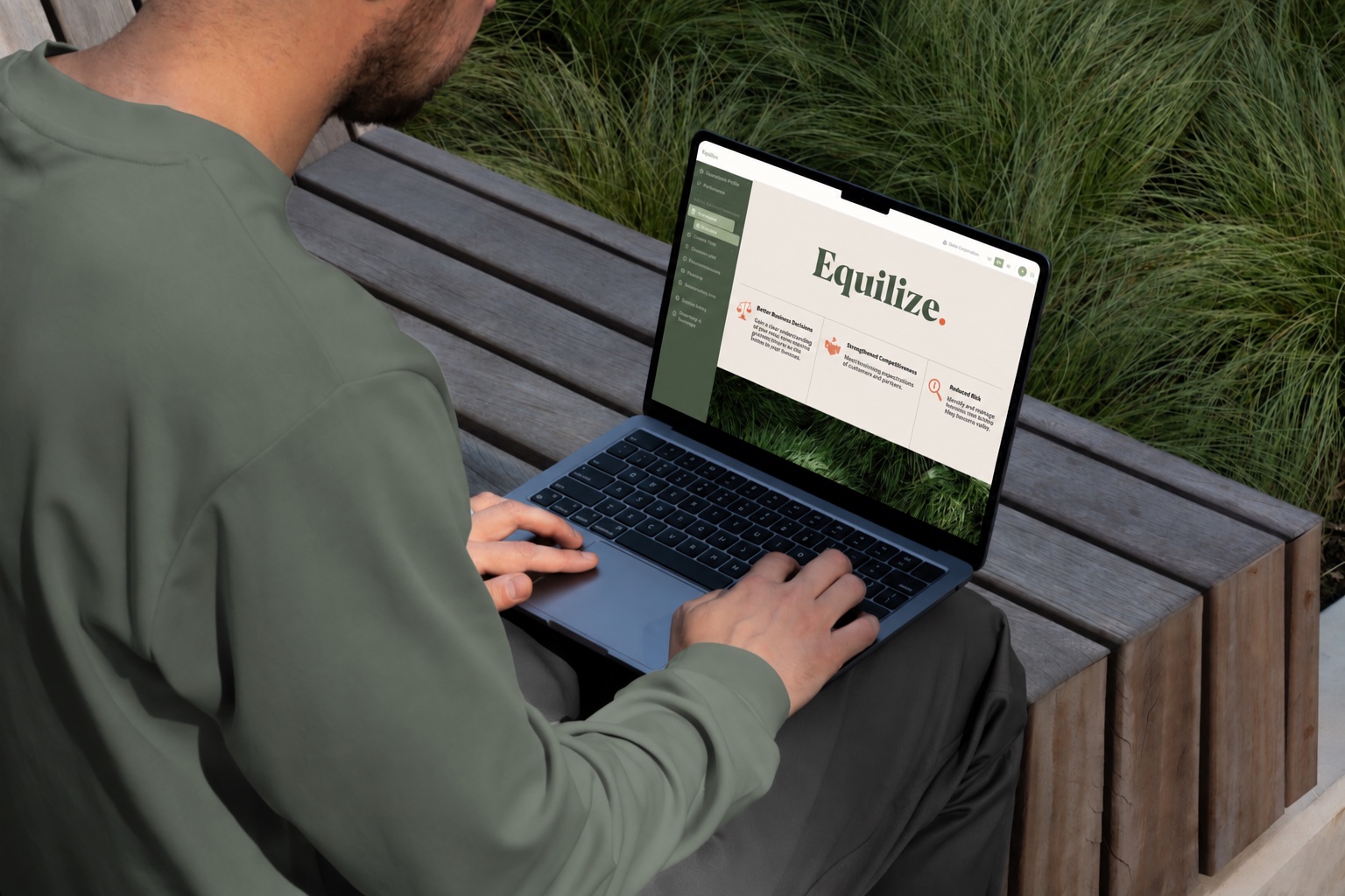 Eine Person arbeitet im Freien mit Equilize. auf dem Laptopbildschirm.